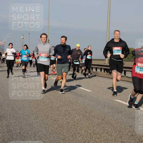 03.10.2025 - Köhlbrandbrückenlauf Fabian Wolf http://msf.ph/oto/9044875 03.10.2025 09:57:25 Position 3 1108, 3473, 3500, 3499 meine-sportfotos.de