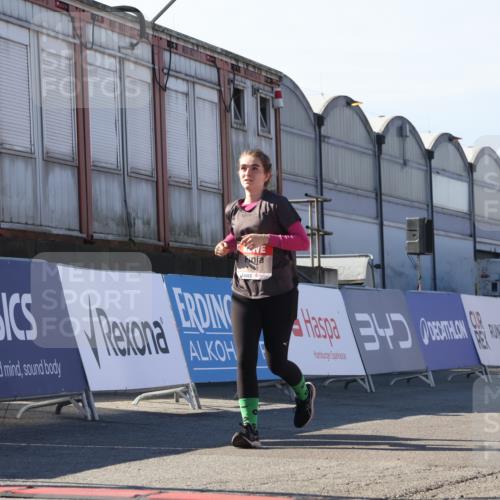 03.10.2025 - Köhlbrandbrückenlauf Luisa Fischer http://msf.ph/oto/9044879 03.10.2025 13:42:57 Ziel 4778, 4944, 5086, 6468, 6469, 6548 meine-sportfotos.de
