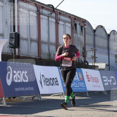 03.10.2025 - Köhlbrandbrückenlauf Luisa Fischer http://msf.ph/oto/9044884 03.10.2025 13:42:57 Ziel 4778, 4944, 5086, 6468, 6469, 6548 meine-sportfotos.de