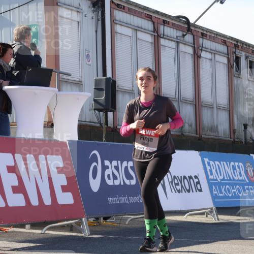 03.10.2025 - Köhlbrandbrückenlauf Luisa Fischer http://msf.ph/oto/9044891 03.10.2025 13:42:58 Ziel 4778, 6468, 6469, 6548 meine-sportfotos.de