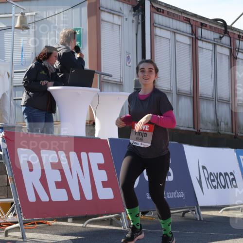 03.10.2025 - Köhlbrandbrückenlauf Luisa Fischer http://msf.ph/oto/9044894 03.10.2025 13:42:58 Ziel 4778, 6468, 6469, 6548 meine-sportfotos.de