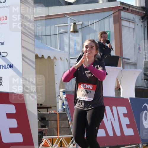 03.10.2025 - Köhlbrandbrückenlauf Luisa Fischer http://msf.ph/oto/9044903 03.10.2025 13:42:59 Ziel 4778, 6468, 6469, 6548 meine-sportfotos.de