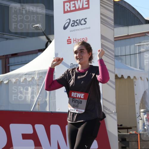03.10.2025 - Köhlbrandbrückenlauf Luisa Fischer http://msf.ph/oto/9044911 03.10.2025 13:42:59 Ziel 4778, 6468, 6469, 6548 meine-sportfotos.de