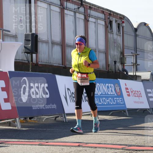 03.10.2025 - Köhlbrandbrückenlauf Luisa Fischer http://msf.ph/oto/9044946 03.10.2025 13:43:05 Ziel 4778, 6463, 6548 meine-sportfotos.de