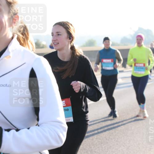 03.10.2025 - Köhlbrandbrückenlauf Lena Gebhardt http://msf.ph/oto/9044949 03.10.2025 09:27:29 Position 1  meine-sportfotos.de