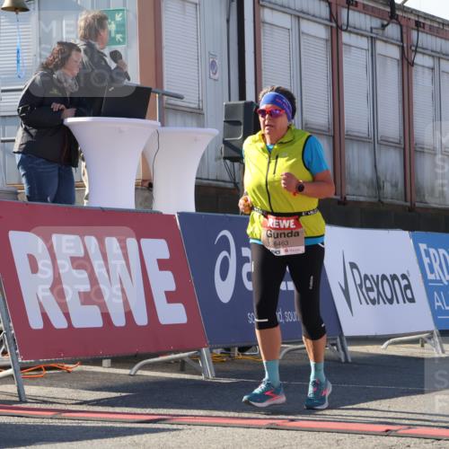 03.10.2025 - Köhlbrandbrückenlauf Luisa Fischer http://msf.ph/oto/9044953 03.10.2025 13:43:06 Ziel 6463, 6548 meine-sportfotos.de