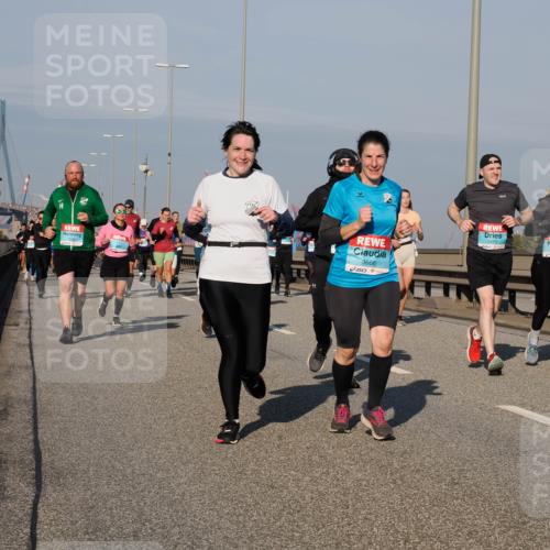 03.10.2025 - Köhlbrandbrückenlauf Fabian Wolf http://msf.ph/oto/9044959 03.10.2025 09:57:29 Position 3 3666, 3470, 3471 meine-sportfotos.de