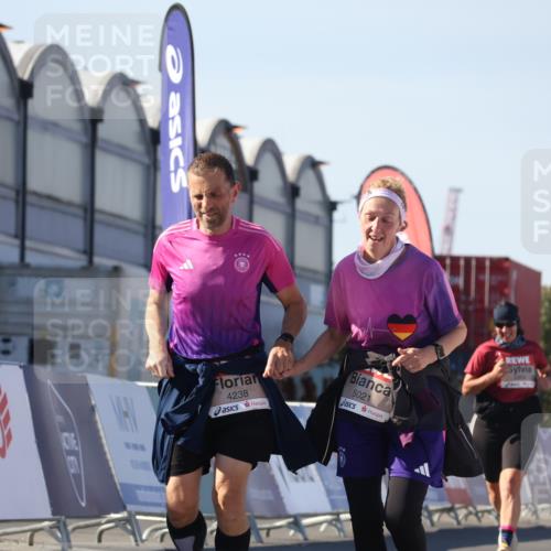 03.10.2025 - Köhlbrandbrückenlauf Luisa Fischer http://msf.ph/oto/9044964 03.10.2025 13:43:13 Ziel 4238, 5021, 6463, 6711 meine-sportfotos.de