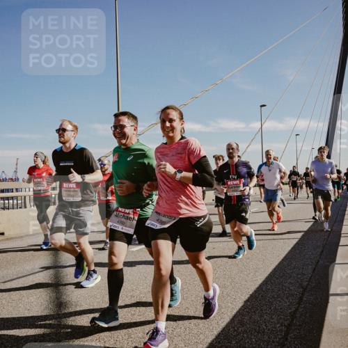 03.10.2025 - Köhlbrandbrückenlauf Michael Burmester http://msf.ph/oto/9044973 03.10.2025 12:27:03 Position 1 5740, 4392, 4391 meine-sportfotos.de