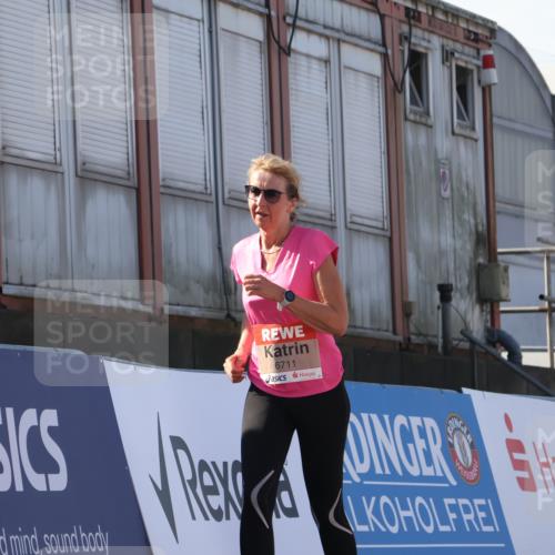 03.10.2025 - Köhlbrandbrückenlauf Luisa Fischer http://msf.ph/oto/9044975 03.10.2025 13:43:15 Ziel 4238, 5021, 6463, 6711 meine-sportfotos.de