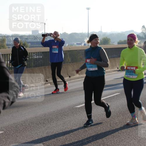 03.10.2025 - Köhlbrandbrückenlauf Lena Gebhardt http://msf.ph/oto/9044977 03.10.2025 09:27:30 Position 1 2184, 2296, 2213 meine-sportfotos.de