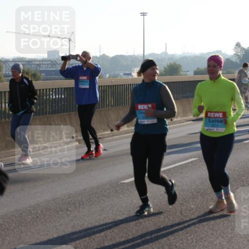 03.10.2025 - Köhlbrandbrückenlauf Lena Gebhardt http://msf.ph/oto/9044981 03.10.2025 09:27:30 Position 1 2213 meine-sportfotos.de