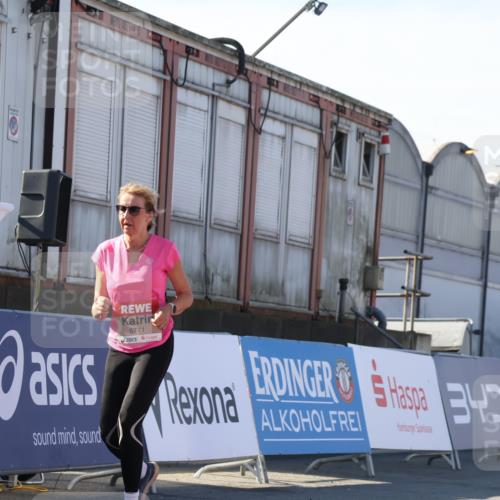 03.10.2025 - Köhlbrandbrückenlauf Luisa Fischer http://msf.ph/oto/9044983 03.10.2025 13:43:15 Ziel 4238, 5021, 6463, 6711 meine-sportfotos.de