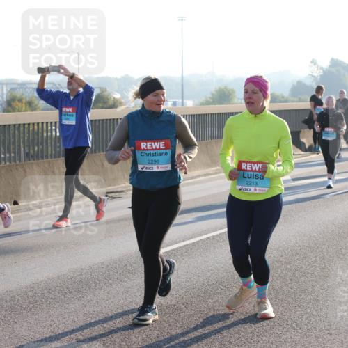 03.10.2025 - Köhlbrandbrückenlauf Lena Gebhardt http://msf.ph/oto/9044990 03.10.2025 09:27:30 Position 1 2184, 2296, 2213 meine-sportfotos.de