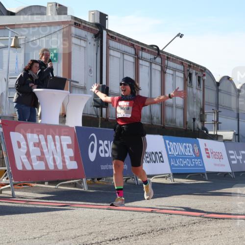 03.10.2025 - Köhlbrandbrückenlauf Luisa Fischer http://msf.ph/oto/9045020 03.10.2025 13:43:22 Ziel 4238, 5021, 5464, 6711 meine-sportfotos.de