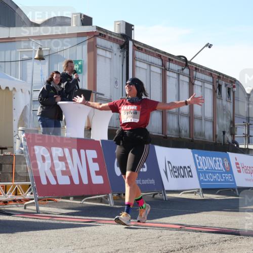 03.10.2025 - Köhlbrandbrückenlauf Luisa Fischer http://msf.ph/oto/9045025 03.10.2025 13:43:22 Ziel 4238, 5021, 5464, 6711 meine-sportfotos.de