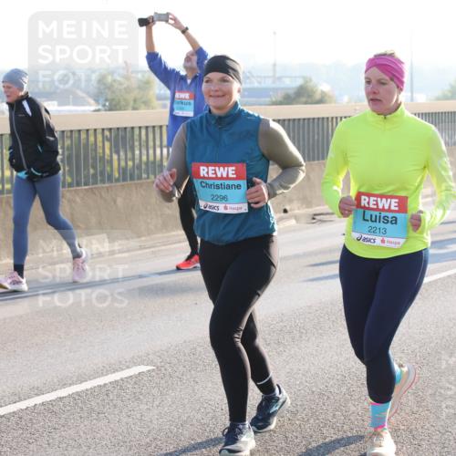 03.10.2025 - Köhlbrandbrückenlauf Lena Gebhardt http://msf.ph/oto/9045030 03.10.2025 09:27:31 Position 1 2935, 2296, 2213 meine-sportfotos.de