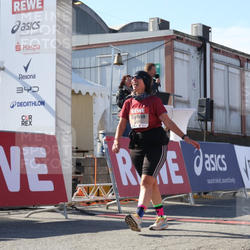 03.10.2025 - Köhlbrandbrückenlauf Luisa Fischer http://msf.ph/oto/9045034 03.10.2025 13:43:23 Ziel 4238, 5021, 5464, 5499, 5559, 6711 meine-sportfotos.de