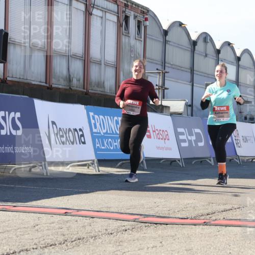 03.10.2025 - Köhlbrandbrückenlauf Luisa Fischer http://msf.ph/oto/9045038 03.10.2025 13:43:27 Ziel 4238, 5021, 5464, 5499, 5559, 6711 meine-sportfotos.de