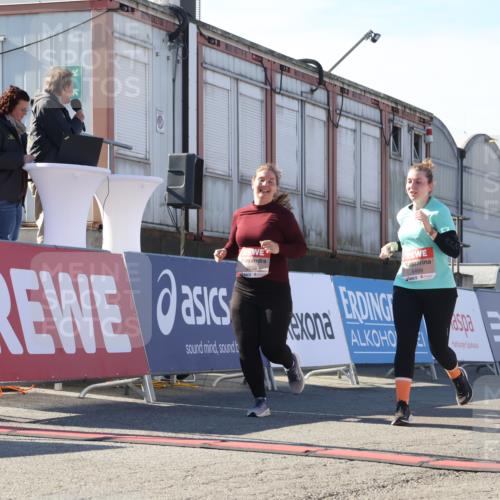 03.10.2025 - Köhlbrandbrückenlauf Luisa Fischer http://msf.ph/oto/9045054 03.10.2025 13:43:28 Ziel 4238, 5021, 5464, 5499, 5559 meine-sportfotos.de
