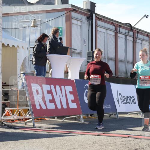 03.10.2025 - Köhlbrandbrückenlauf Luisa Fischer http://msf.ph/oto/9045059 03.10.2025 13:43:28 Ziel 4238, 5021, 5464, 5499, 5559 meine-sportfotos.de