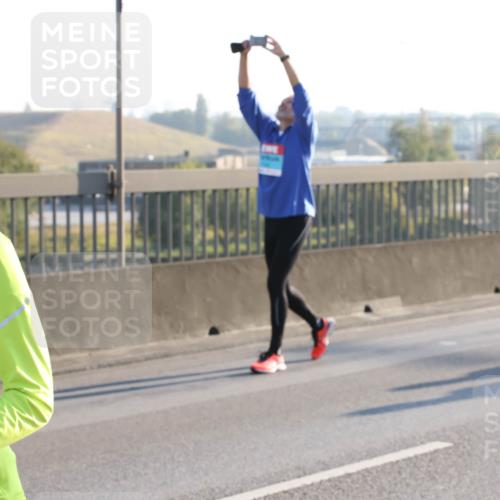 03.10.2025 - Köhlbrandbrückenlauf Lena Gebhardt http://msf.ph/oto/9045066 03.10.2025 09:27:32 Position 1  meine-sportfotos.de