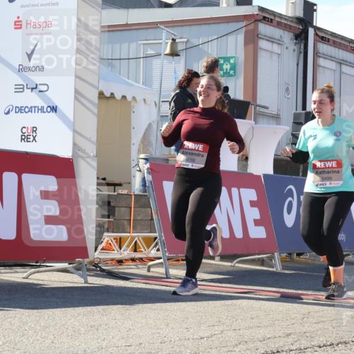 03.10.2025 - Köhlbrandbrückenlauf Luisa Fischer http://msf.ph/oto/9045070 03.10.2025 13:43:29 Ziel 5464, 5499, 5559 meine-sportfotos.de