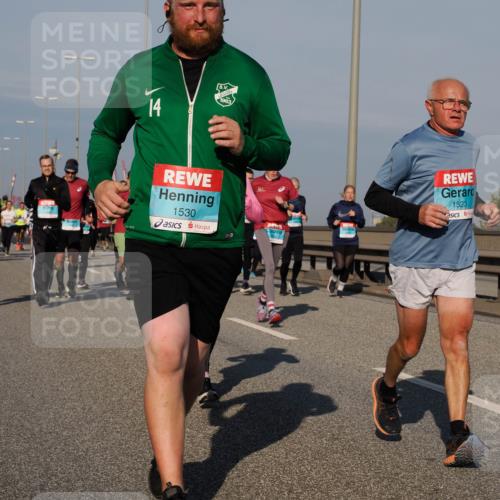 03.10.2025 - Köhlbrandbrückenlauf Fabian Wolf http://msf.ph/oto/9045075 03.10.2025 09:57:33 Position 3 14, 1963, 1530, 1523 meine-sportfotos.de