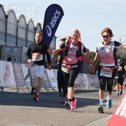 03.10.2025 - Köhlbrandbrückenlauf Luisa Fischer http://msf.ph/oto/9045083 03.10.2025 13:43:58 Ziel 4295, 5351, 5445, 6010, 6011, 6550 meine-sportfotos.de