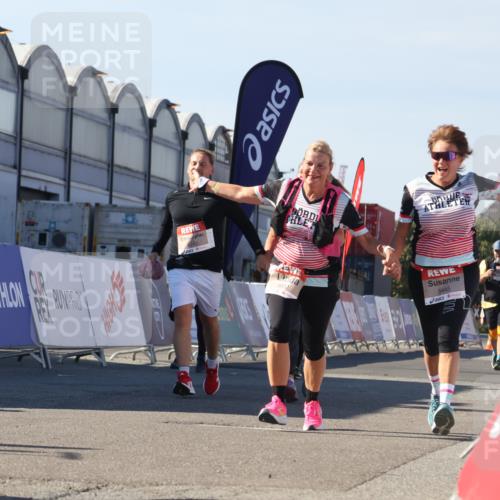 03.10.2025 - Köhlbrandbrückenlauf Luisa Fischer http://msf.ph/oto/9045090 03.10.2025 13:43:58 Ziel 4295, 5351, 5445, 6010, 6011, 6550 meine-sportfotos.de