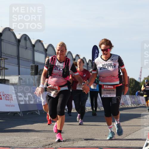 03.10.2025 - Köhlbrandbrückenlauf Luisa Fischer http://msf.ph/oto/9045111 03.10.2025 13:44:00 Ziel 4295, 5351, 5445, 6010, 6011, 6550 meine-sportfotos.de