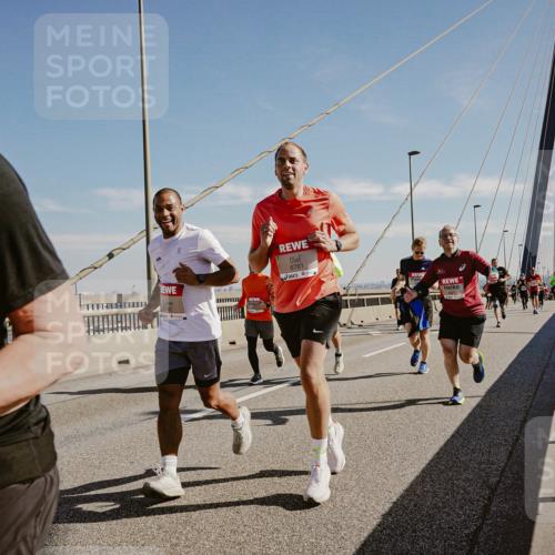 03.10.2025 - Köhlbrandbrückenlauf Michael Burmester http://msf.ph/oto/9045115 03.10.2025 12:27:14 Position 1 6782, 6781 meine-sportfotos.de