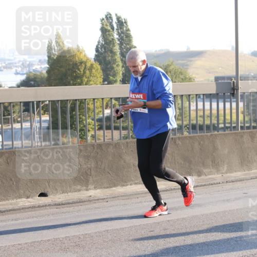 03.10.2025 - Köhlbrandbrückenlauf Lena Gebhardt http://msf.ph/oto/9045116 03.10.2025 09:27:34 Position 1  meine-sportfotos.de
