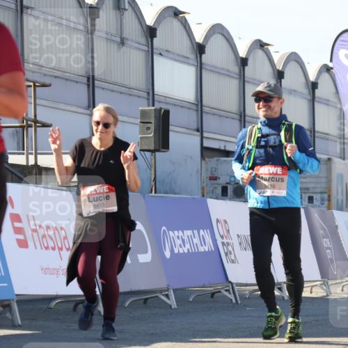 03.10.2025 - Köhlbrandbrückenlauf Luisa Fischer http://msf.ph/oto/9045136 03.10.2025 13:44:03 Ziel 4295, 5415, 5416, 5445, 6010, 6011, 6550 meine-sportfotos.de