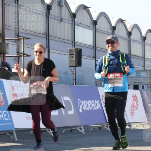 03.10.2025 - Köhlbrandbrückenlauf Luisa Fischer http://msf.ph/oto/9045141 03.10.2025 13:44:03 Ziel 4295, 5415, 5416, 5445, 6010, 6011, 6550 meine-sportfotos.de