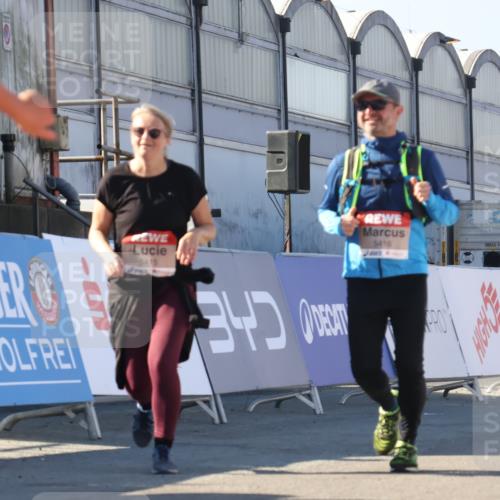 03.10.2025 - Köhlbrandbrückenlauf Luisa Fischer http://msf.ph/oto/9045145 03.10.2025 13:44:04 Ziel 4295, 5415, 5416, 5445, 6010, 6011, 6550 meine-sportfotos.de