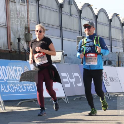 03.10.2025 - Köhlbrandbrückenlauf Luisa Fischer http://msf.ph/oto/9045149 03.10.2025 13:44:04 Ziel 4295, 5415, 5416, 5445, 6010, 6011, 6550 meine-sportfotos.de