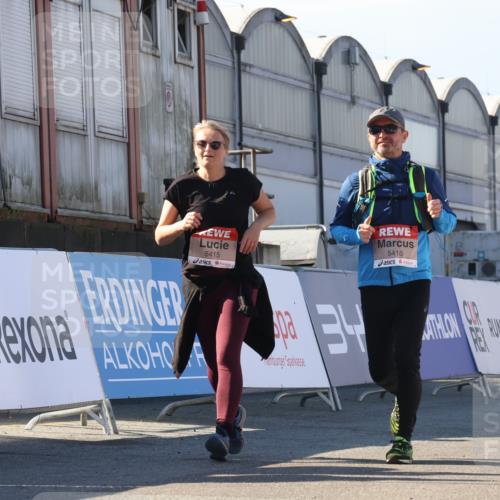 03.10.2025 - Köhlbrandbrückenlauf Luisa Fischer http://msf.ph/oto/9045152 03.10.2025 13:44:04 Ziel 4295, 5415, 5416, 5445, 6010, 6011, 6550 meine-sportfotos.de