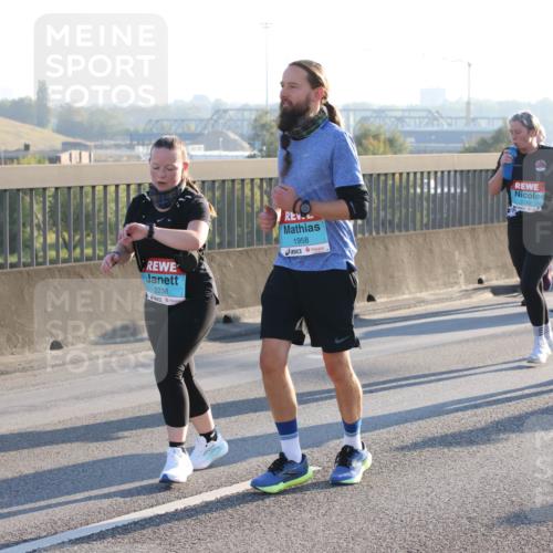 03.10.2025 - Köhlbrandbrückenlauf Lena Gebhardt http://msf.ph/oto/9045157 03.10.2025 09:27:35 Position 1 2238, 1958, 1749 meine-sportfotos.de