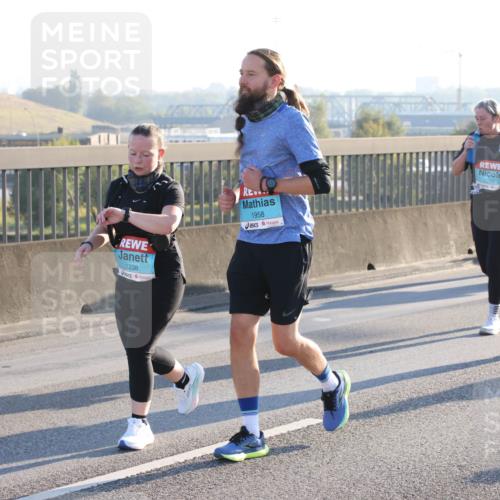 03.10.2025 - Köhlbrandbrückenlauf Lena Gebhardt http://msf.ph/oto/9045175 03.10.2025 09:27:35 Position 1 2238, 1958, 1749, 2041 meine-sportfotos.de