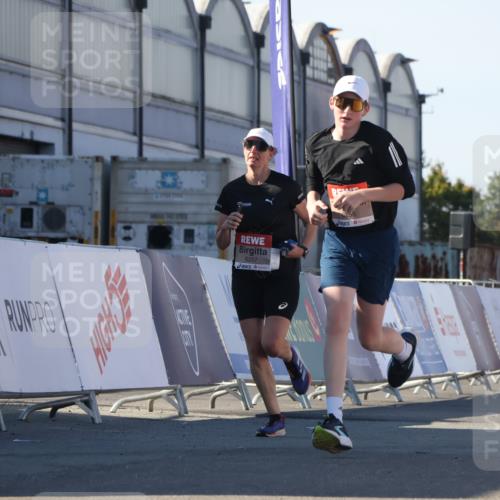03.10.2025 - Köhlbrandbrückenlauf Luisa Fischer http://msf.ph/oto/9045228 03.10.2025 13:44:21 Ziel 4906, 5904, 5905, 6257, 6258 meine-sportfotos.de