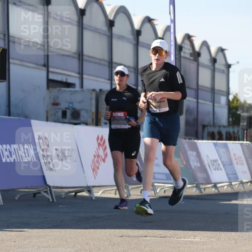 03.10.2025 - Köhlbrandbrückenlauf Luisa Fischer http://msf.ph/oto/9045236 03.10.2025 13:44:21 Ziel 4906, 5904, 5905, 6257, 6258 meine-sportfotos.de