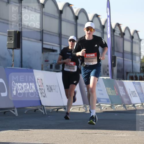 03.10.2025 - Köhlbrandbrückenlauf Luisa Fischer http://msf.ph/oto/9045241 03.10.2025 13:44:22 Ziel 4906, 5904, 5905, 6257, 6258 meine-sportfotos.de