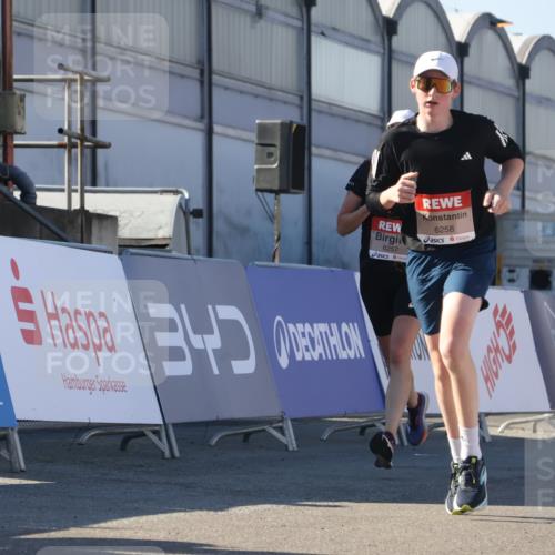 03.10.2025 - Köhlbrandbrückenlauf Luisa Fischer http://msf.ph/oto/9045248 03.10.2025 13:44:22 Ziel 4906, 5904, 5905, 6257, 6258 meine-sportfotos.de