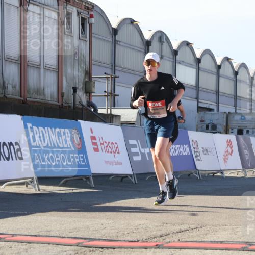 03.10.2025 - Köhlbrandbrückenlauf Luisa Fischer http://msf.ph/oto/9045258 03.10.2025 13:44:23 Ziel 4906, 5904, 5905, 6257, 6258 meine-sportfotos.de