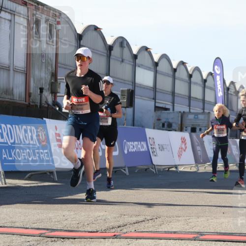03.10.2025 - Köhlbrandbrückenlauf Luisa Fischer http://msf.ph/oto/9045261 03.10.2025 13:44:23 Ziel 4906, 5904, 5905, 6257, 6258 meine-sportfotos.de