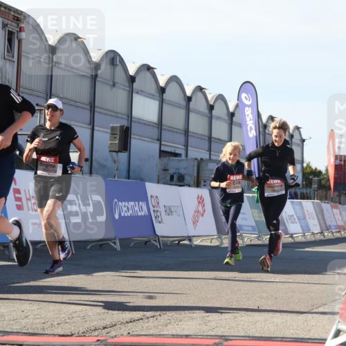 03.10.2025 - Köhlbrandbrückenlauf Luisa Fischer http://msf.ph/oto/9045266 03.10.2025 13:44:24 Ziel 5904, 5905, 6257, 6258 meine-sportfotos.de
