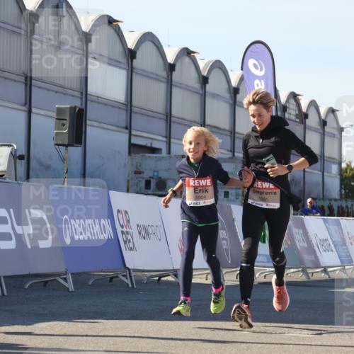 03.10.2025 - Köhlbrandbrückenlauf Luisa Fischer http://msf.ph/oto/9045271 03.10.2025 13:44:24 Ziel 5904, 5905, 6257, 6258 meine-sportfotos.de