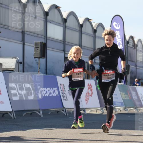 03.10.2025 - Köhlbrandbrückenlauf Luisa Fischer http://msf.ph/oto/9045277 03.10.2025 13:44:24 Ziel 5904, 5905, 6257, 6258 meine-sportfotos.de