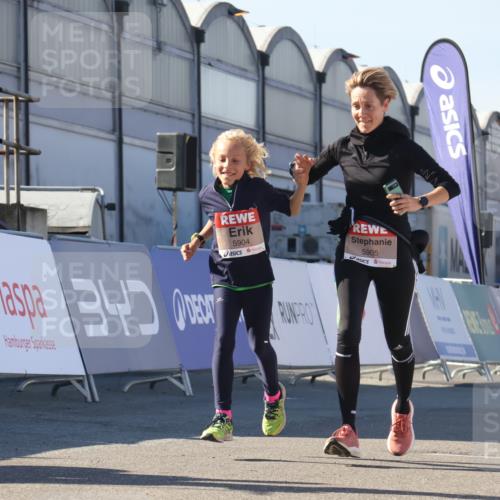 03.10.2025 - Köhlbrandbrückenlauf Luisa Fischer http://msf.ph/oto/9045280 03.10.2025 13:44:25 Ziel 5904, 5905, 6257, 6258 meine-sportfotos.de